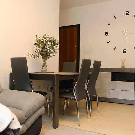 Comfy Living! Renovated 2 At Ambra Apartments-lift-secure Parking-great Area! *