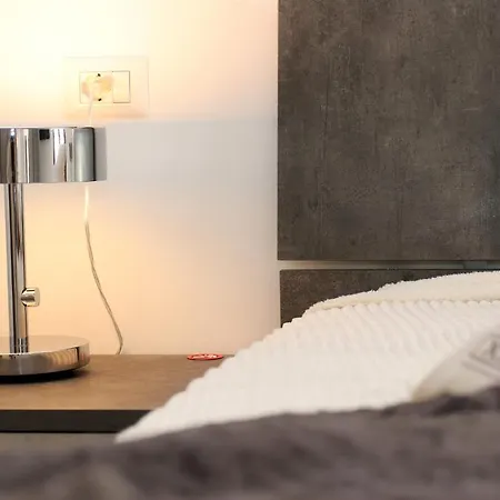 Comfy Living! Renovated 2 At Ambra Apartments-lift-secure Parking-great Area! *