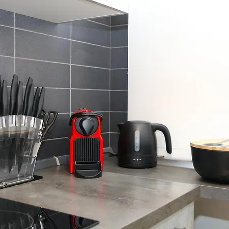 Comfy Living! Renovated 2 At Ambra Apartments-lift-secure Parking-great Area!