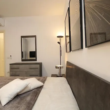 Comfy Living! Renovated 2 At Ambra Apartments-lift-secure Parking-great Area! Апартаменти *