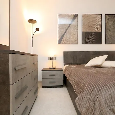 Comfy Living! Renovated 2 At Ambra Apartments-lift-secure Parking-great Area! *